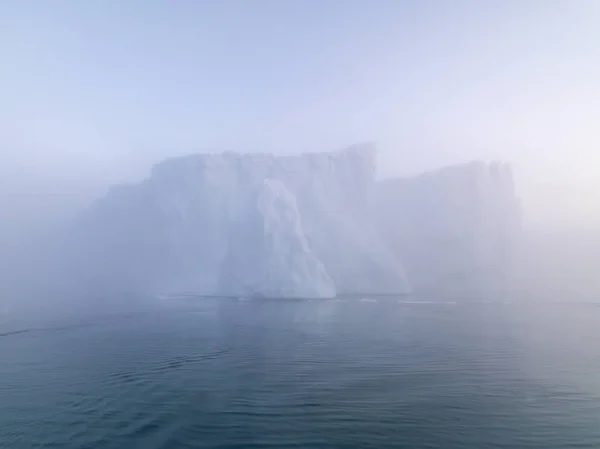 Grandes Icebergs Dia Nebuloso Groenlândia — Fotografia de Stock