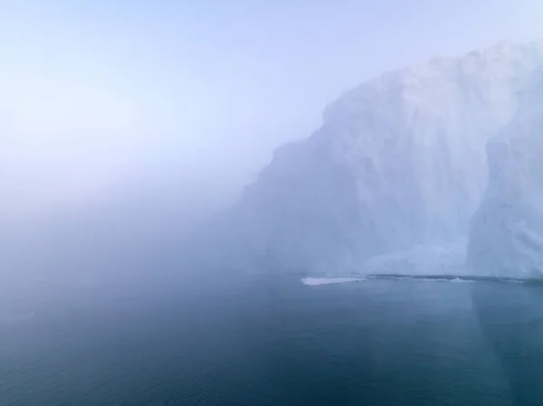 Grandes Icebergs Dia Nebuloso Groenlândia — Fotografia de Stock