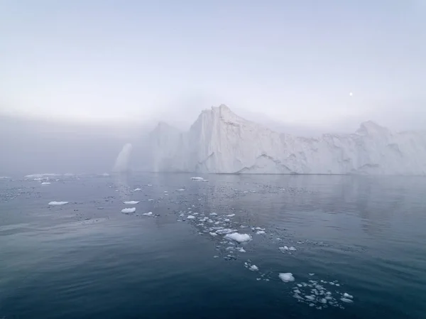 格陵兰的大雾天气中的巨大冰山 — 图库照片