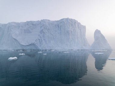 Grönland Kuzey Buz Denizi üzerinde Arctic buzdağları