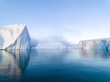 Grönland Kuzey Buz Denizi üzerinde Arctic buzdağları