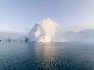 Grönland Kuzey Buz Denizi üzerinde Arctic buzdağları