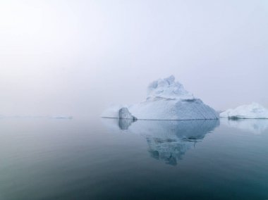 Grönland Kuzey Buz Denizi üzerinde Arctic buzdağları