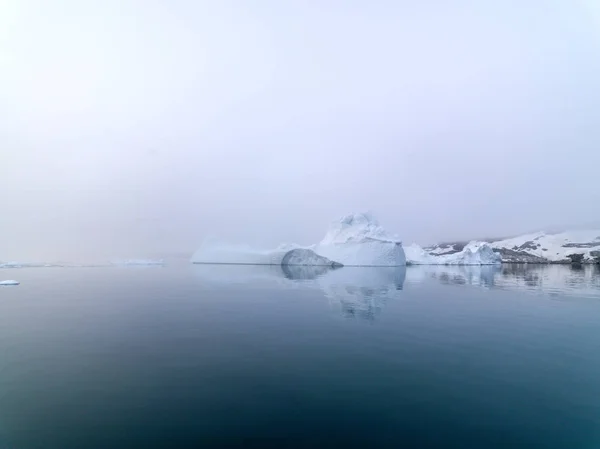 Massive Eisberge Einem Nebligen Tag Grönland — Stockfoto