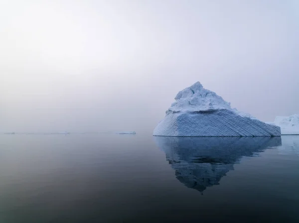 Icebergs Massifs Dans Une Journée Brumeuse Groenland — Photo