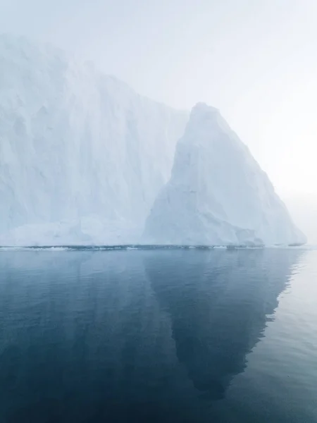 在格陵兰岛北极海洋上的冰山 — 图库照片