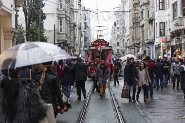 Kalabalık kişi ve kırmızı tramvay, İstanbul 'un Istiklal Caddesi'nde. 30 Aralık 2017