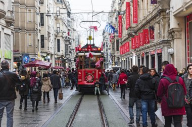 Kalabalık kişi ve kırmızı tramvay, İstanbul 'un Istiklal Caddesi'nde. 30 Aralık 2017