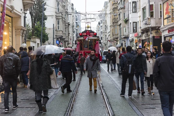 混雑している人々 イスタンブール トルコのイスティクラル通りの赤い路面電車 2017 — ストック写真