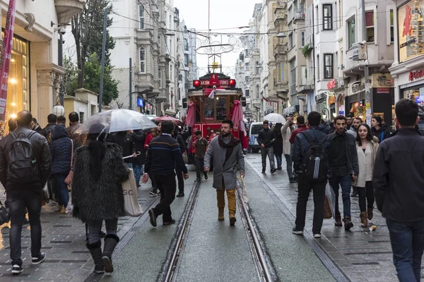 Kalabalık kişi ve kırmızı tramvay, İstanbul 'un Istiklal Caddesi'nde. 30 Aralık 2017