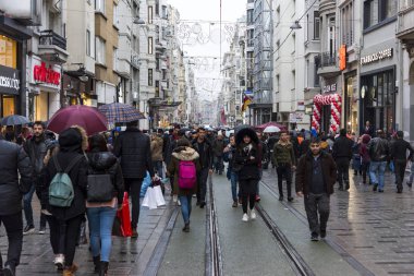 Taksim Meydanı Istanbul, Türkiye'de insanlar. 30 Aralık 2017