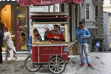 Kestane arabasını Istanbul, Türkiye'de Tarih kavurma sokak satıcısı. 30 Aralık 2017