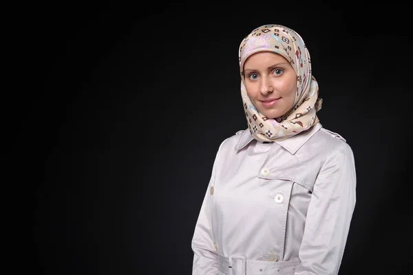 Schöne Junge Muslimische Frau Mit Schal — Stockfoto
