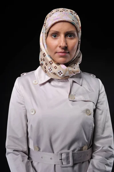 Mulher Muçulmana Jovem Bonita Usando Cachecol — Fotografia de Stock