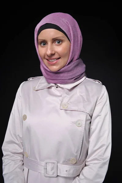 Junge Muslimische Frau Porträtiert — Stockfoto