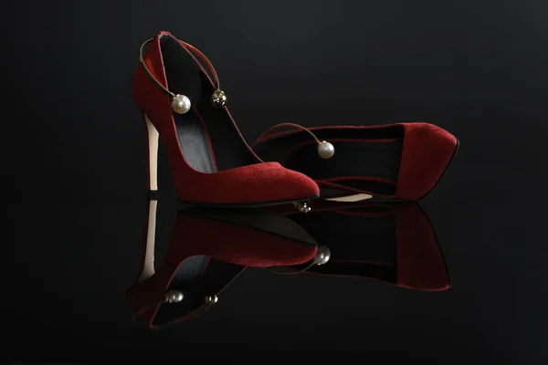 Moderno Rosso Tacchi Alti Donna Scarpe — Foto Stock