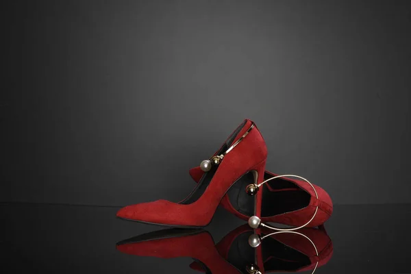 Moderno Rosso Tacchi Alti Donna Scarpe — Foto Stock