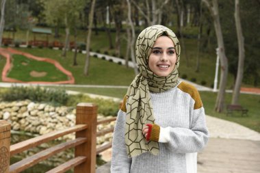 doğa güzel genç Müslüman kadın