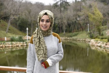 doğa güzel genç Müslüman kadın