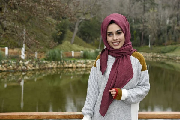 Beautiful Young Muslim Woman Nature — Stock Photo, Image