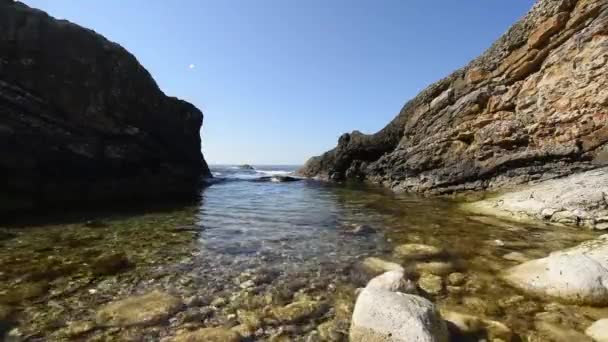 Hermoso Mar Con Rocas Vista Larga Exposición — Vídeos de Stock