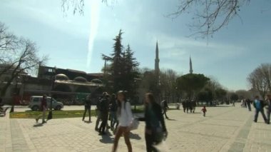 istanbul, Türkiye'de ' sultanahmet Meydanı'nda yürüyüş insanlar. Nisan 2015
