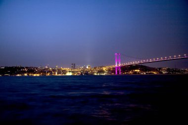 Istanbul Boğazı ve şehir geceleri görüntülemek