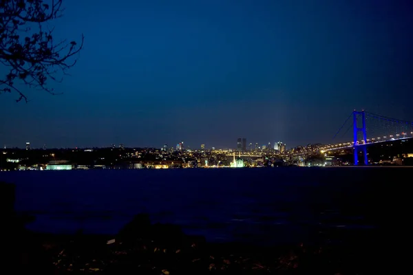 Istanbul Boğazı Şehir Geceleri Görüntülemek — Stok fotoğraf