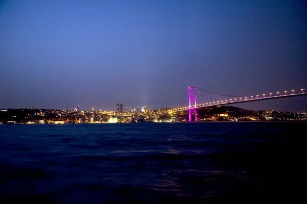 イスタンブール ボスポラス海峡と街夜景 — ストック写真