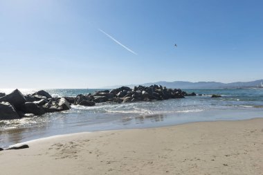 Kayalar, Santa Monica California sahilinde. Uzun pozlama ateş.