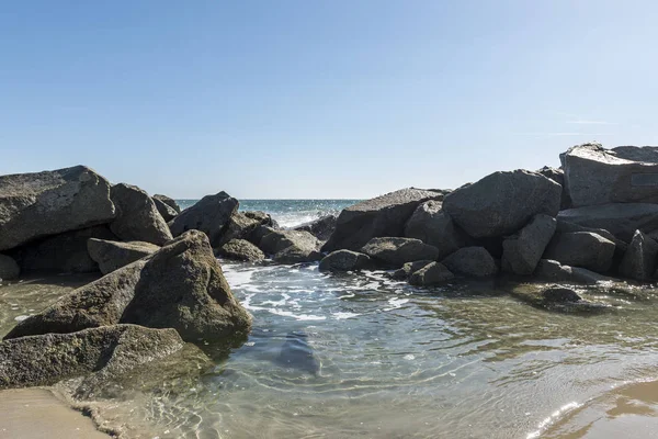 カリフォルニア州サンタモニカーのビーチでの岩石 長時間露光撮影 — ストック写真