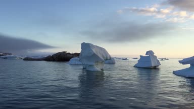 Grönland Kuzey Buz Denizi üzerinde Arctic buzdağları