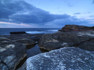 Rüya gibi bulutlar ve deniz kaya ile