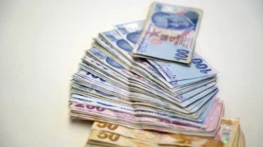 Türk Lirası beyaz zemin üzerine atma