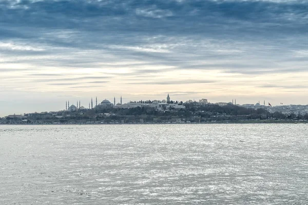 イスタンブールのボスポラス海峡は日没でトプカピ宮殿と表示します — ストック写真