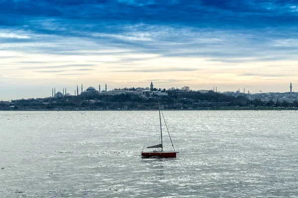 Istanbul Bosporus Zee Met Stadsgezicht — Stockfoto