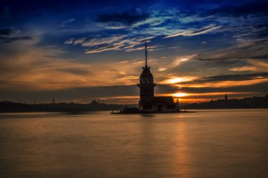 Kız Kulesi Istanbul boğazı batımında üzerinde
