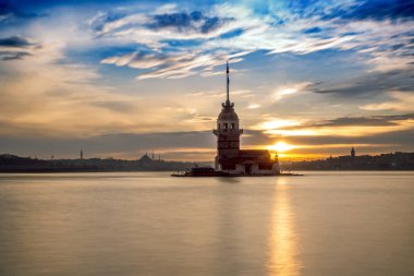Kız Kulesi Istanbul boğazı batımında üzerinde