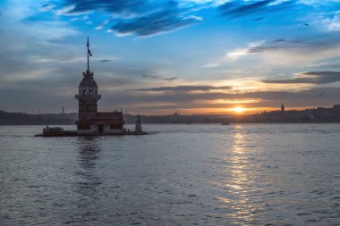 Kız Kulesi Istanbul boğazı batımında üzerinde