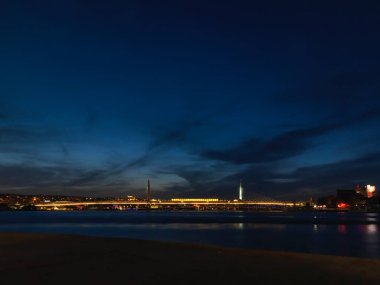 Metro demiryolu Köprüsü görünümünde Istanbul gün batımında