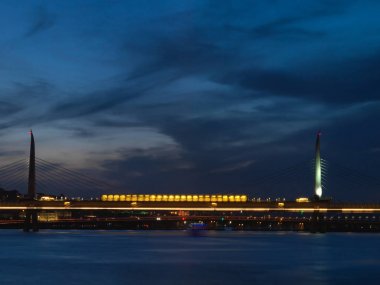 Istanbul boğaz Deniz Manzaralı geceleri metro demiryolu köprüsünde