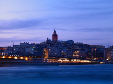 Gün batımında Galata Kulesi görünümü