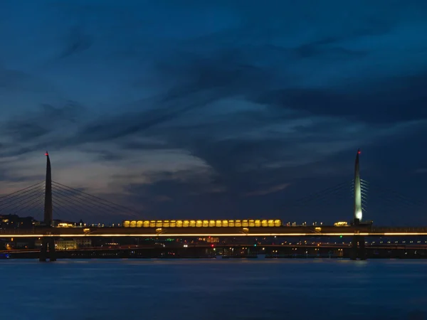 Metra Železniční Most Istanbulu Moře Bospor Noci — Stock fotografie