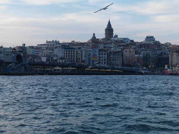 Θέα Στον Πύργο Του Γαλατά Από Την Κωνσταντινούπολη Στο Βόσπορο — Φωτογραφία Αρχείου