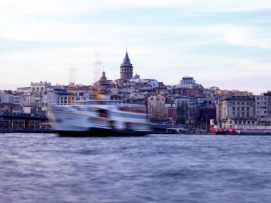 Gün batımında Galata Kulesi görünümü