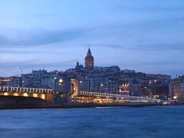Gün batımında Galata Kulesi görünümü