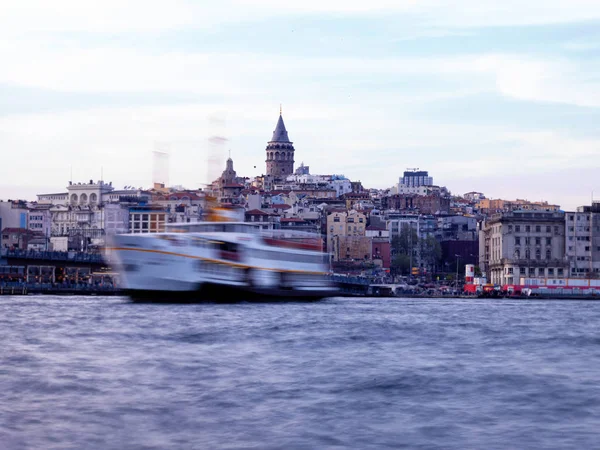 Gün batımında Galata Kulesi görünümü