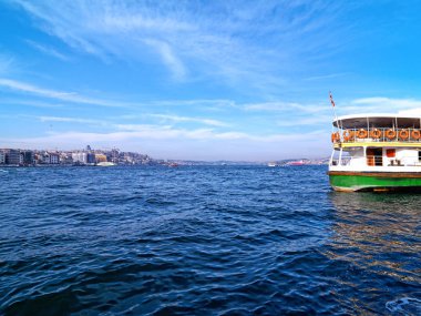 Istanbul Boğazı üzerinde gidiş yolcu tekneleri