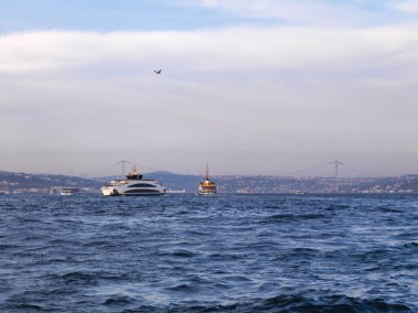 Istanbul Boğazı üzerinde gidiş yolcu tekneleri