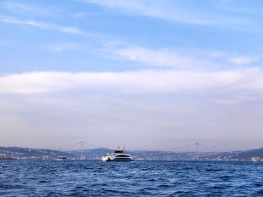 Istanbul Boğazı üzerinde gidiş yolcu tekneleri